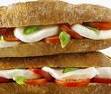 un panino davanti agli ascensori