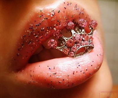 glamorous kiss
