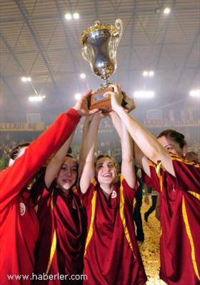 FENERİN ALAMADIĞI KUPAYI GALATASARAY ALDI