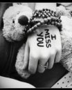ذات العينين السوداوين ذات العينين الصاحيتين الممطرتين لا أطلب من ربي إلا شيئين أن يحفظ هاتين العينين و يطيل عمرى يومين كى اكتب شعرا بهاتين 