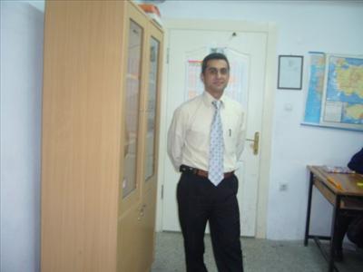 Sınıfın malı          murat hocanın ahsenin sınıfta olmadığı bir anı fırsat bilip ahsen de sınıfın bir malı die pot kırması
