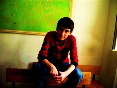 Penceree                     ahmet üst sınıftayken pencereden el sallar. bazen ekip halinde yapılır ozan yasin ve ismailde katılır ve dolmuşlaralkışlanır..  bir gün ahmet el sallarken serdar hoca gelr kime el salladığını sornca ahmt kızlara hocam