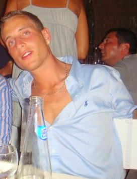 ... mentre copia le pose di DORIAN GRAY!!!!!!!!