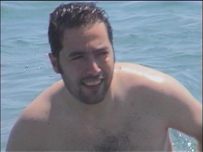 Kısa saç bence daha güsel duruyor...