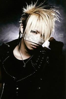 Suzuki Akira (aka B. Reita) : Bass