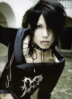 Shiroyama Yuu (aka G. Aoi) : Guitar 