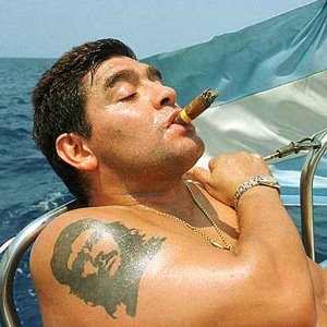 Evet atlasın...Çünkü Maradona sırf dünya kupası uğruna puroyu bile bıraktı