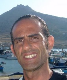 Si, deve per forza.. non si può guardare così!