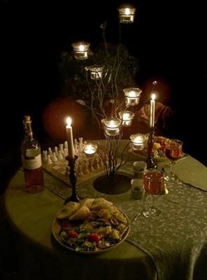 Cena con velas en casa