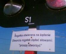 Wystarczą dwa słowa: "proszę otworzyć". I już można jechać dalej :) Ciekawe, czy rogatka odpowiada "już się robi".