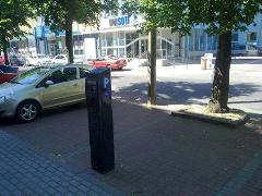 Trójmiejski parking na którym zawsze znajdzie się wolne miejsce! Jak to możliwe? Gwarantują to odpowiednio umiejscowione słupy i drzewa.