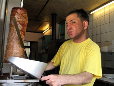 Nervige Angestelle Metin Ates in Meteria